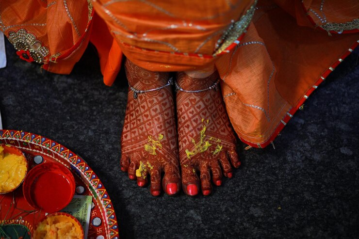 high-angle-view-beautiful-bride-legs-with-henna-tattoo_1048944-28977874